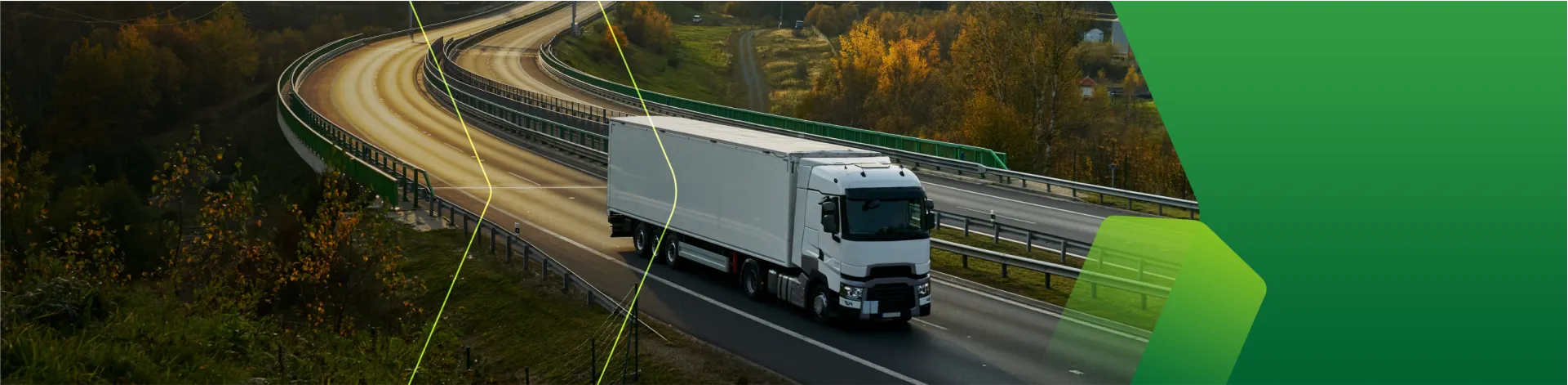 Caminhão branco trafegando por rodovia duplicada, cercada por vegetação, para ilustrar o segmento de Concessões e PPPs atendido pela Horiens.