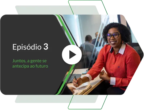 Capa de vídeo da Horiens com a frase "Juntos, a gente antecipa o futuro", ilustrada por uma mulher sorrindo para a pessoa à sua frente enquanto aponta um dado sobre Seguro Garantia em seu planner.